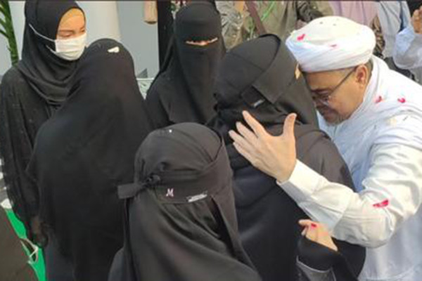 Disambut Keluarga di Petamburan, Habib Rizieq Cium Kening Istri
