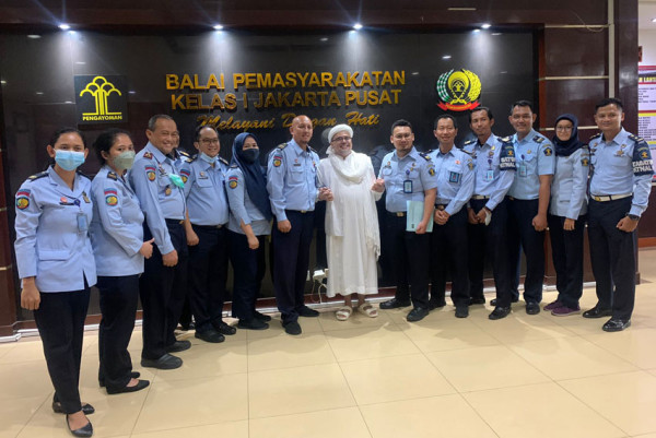 Penampakan Habib Rizieq di Kemenkumham, Teken Bebas Bersyarat