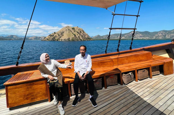 Mesranya Jokowi dan Istri Berfoto di Atas Kapal Pinisi