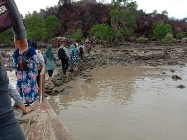 Kisah Siswa di Pulau Tulang, Sewa Perahu Rp500.000 Per Bulan untuk ke Sekolah
