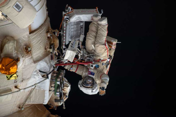 Tetap Mesra di Antariksa, Kosmonot Rusia dan Astronot Wanita Eropa Pertama Jalani Misi Spacewalk di Luar ISS