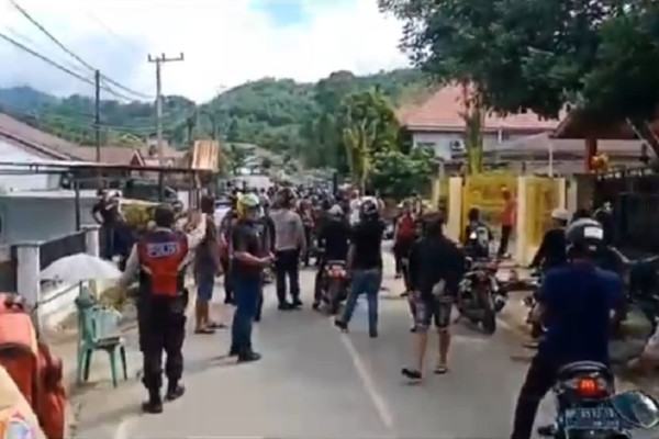 Detik-detik Mencekam Warga Serang Kampus Unanda Palopo, Buntut Tewasnya Purnawirawan TNI