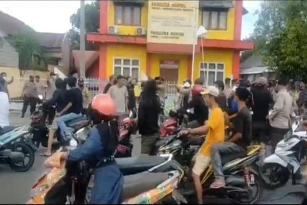 Mencekam! Purnawirawan TNI Tewas, Ratusan Warga Serang Kampus Unanda Palopo
