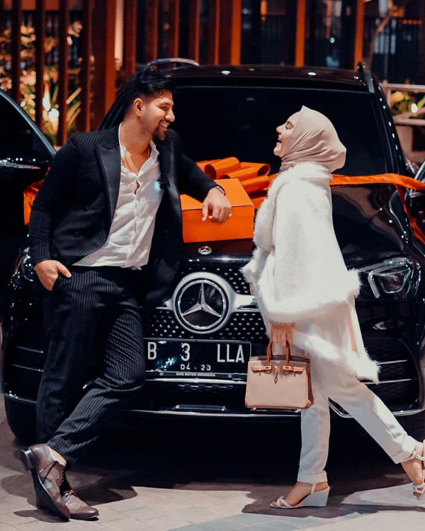 5 Artis Indonesia yang Pernah Dihadiahi Mobil Mewah dari Suami, Nomor 2 Seharga Rp20 Miliar