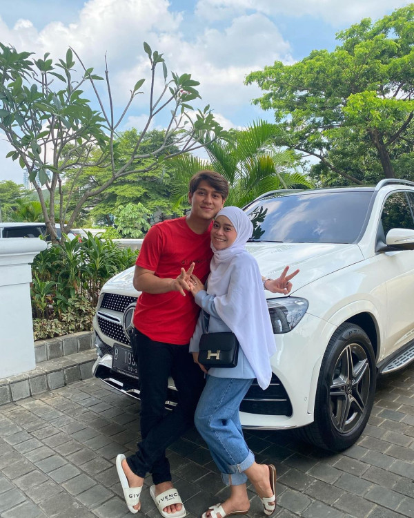 5 Artis Indonesia yang Pernah Dihadiahi Mobil Mewah dari Suami, Nomor 2 Seharga Rp20 Miliar