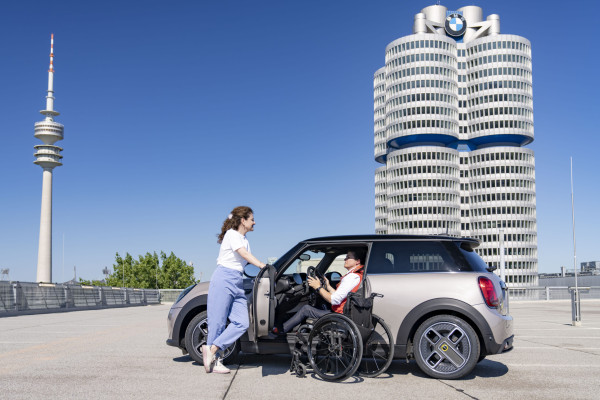 Keren, Mobil Listrik MINI Kini Bisa Dikendarai Disabilitas