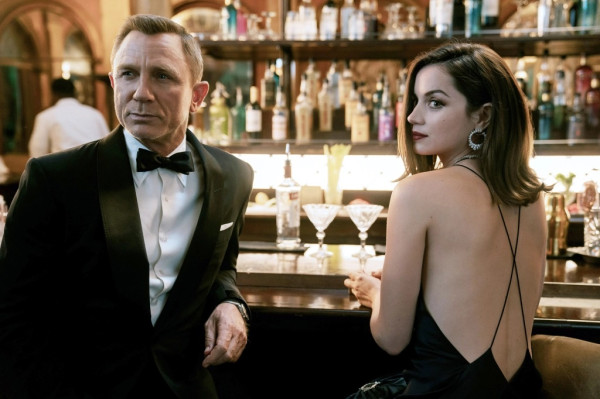 Ana de Armas Sebut Tak Perlu Ada James Bond Perempuan