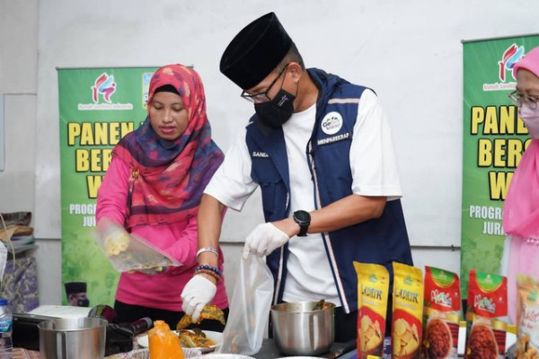 Sandiaga Uno Ikut Panen Juragan Lele Lalap, Kagum Ternyata Ada Bakso Lele