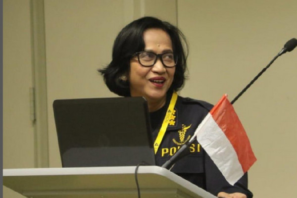 Profil Kombes Pol Sumy Hastry, Polwan Pertama Dokter Forensik Tim DVI Bom Kedubes Australia dan Hotel JW Marriot