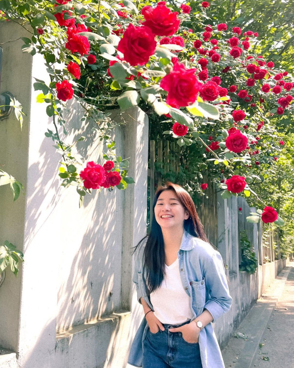 5 Potret Cantik Amelia Tantono, Youtuber Indonesia yang Jadi Guru NCT 127