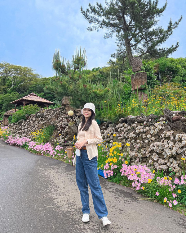 5 Potret Cantik Amelia Tantono, Youtuber Indonesia yang Jadi Guru NCT 127