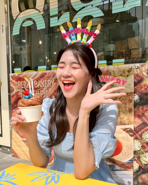 5 Potret Cantik Amelia Tantono, Youtuber Indonesia yang Jadi Guru NCT 127