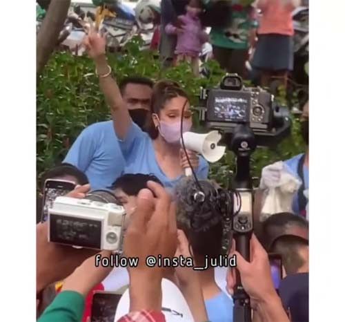 Viral! Cinta Laura Pungut Sampah di Arena Citayam Fashion Week, Netizen: Ini Baru Berkelas