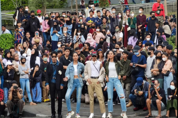 Berawal dari ABG yang Bergaya dengan OOTD Unik di Sudirman