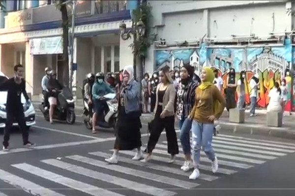 Demam Citayam Fashion Week di Tunjungan Surabaya Dibubarkan Satpol PP