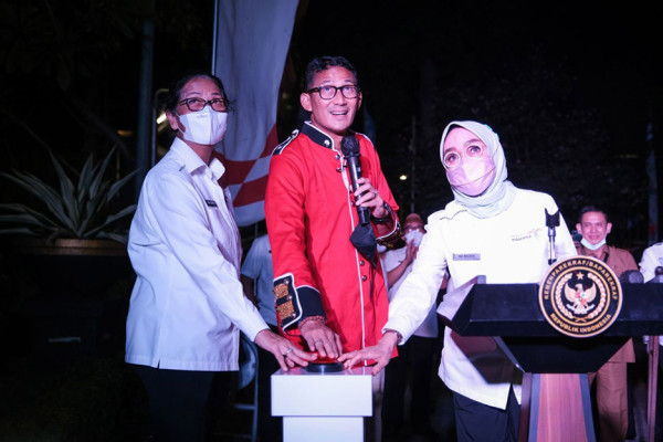 Jadi Media Promosi Parekraf, Sandiaga Uno Resmikan Papan LED Gedung Sapta Pesona