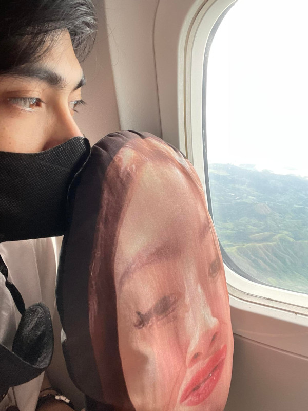 Tak Tahan Kesepian, Pria Filipina Berlibur dengan Bantal Bergambar Wajah Istri
