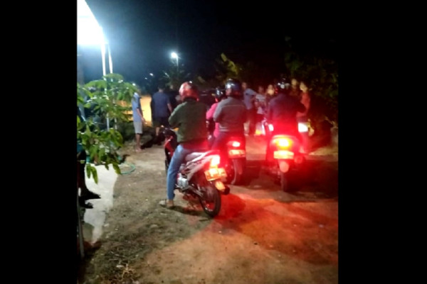 Asyik Berduaan dengan Istri TNI di Rumah yang Terkunci Rapat, Perwira Polisi Diamuk Warga