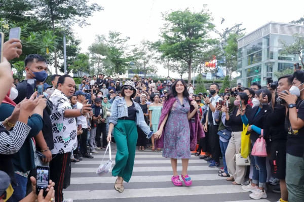 Jessica Iskandar Catwalk di Citayam Fashion Week, Aksinya Dicibir Netizen: Mengganggu Lalu Lintas!