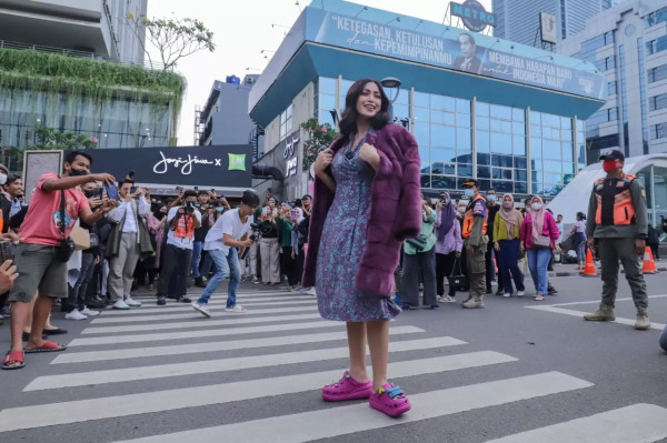 Jessica Iskandar Catwalk di Citayam Fashion Week, Aksinya Dicibir Netizen: Mengganggu Lalu Lintas!