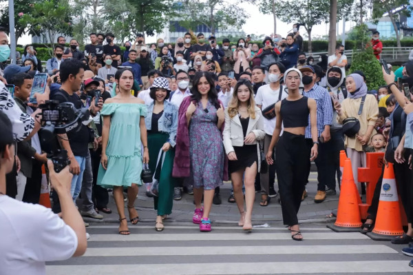 Jessica Iskandar Catwalk di Citayam Fashion Week, Aksinya Dicibir Netizen: Mengganggu Lalu Lintas!