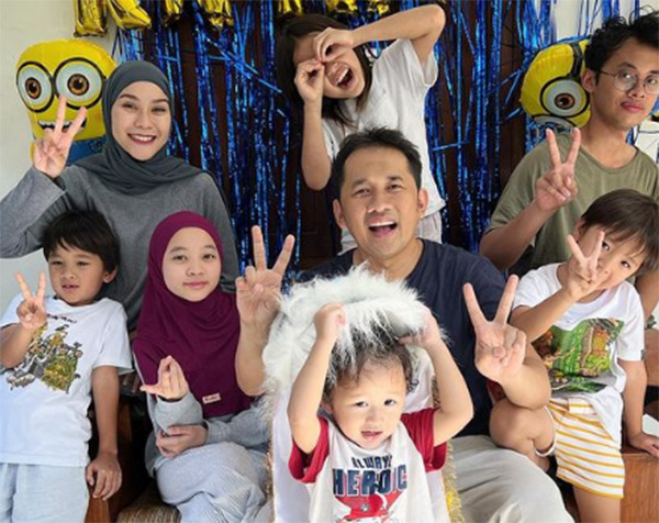 7 Anak Artis Indonesia yang Lengket dengan Orangtua Sambung