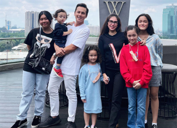 7 Anak Artis Indonesia yang Lengket dengan Orangtua Sambung
