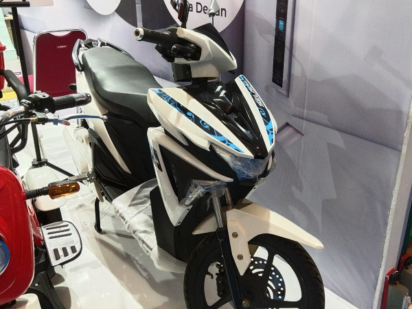 Daftar Motor Listrik Murah Meriah di PEVS 2022, Menggiurkan Nih!