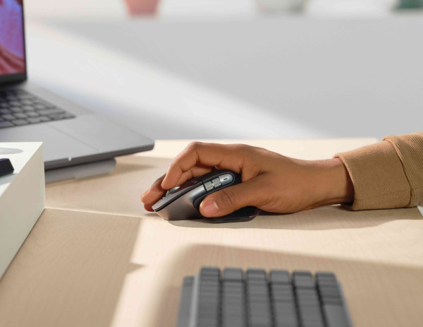 Sensasi Mouse Vertikal Logitech MX Master 3S yang Bikin Susah Move On