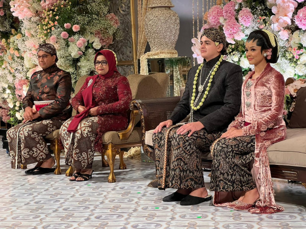 Gelar Resepsi, Tia-Ali Tampil Anggun dan Memesona dengan Kebaya serta Kain Batik Sido Asih