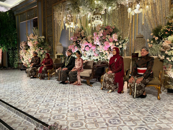 Gelar Resepsi, Tia-Ali Tampil Anggun dan Memesona dengan Kebaya serta Kain Batik Sido Asih