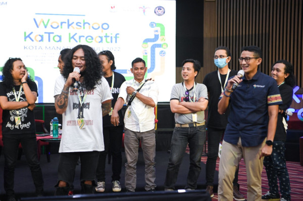 Momen Sandiaga Hadiahi Sepatu Lokal Buat Musisi Rock di Manado