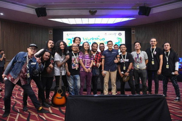 Momen Sandiaga Hadiahi Sepatu Lokal Buat Musisi Rock di Manado