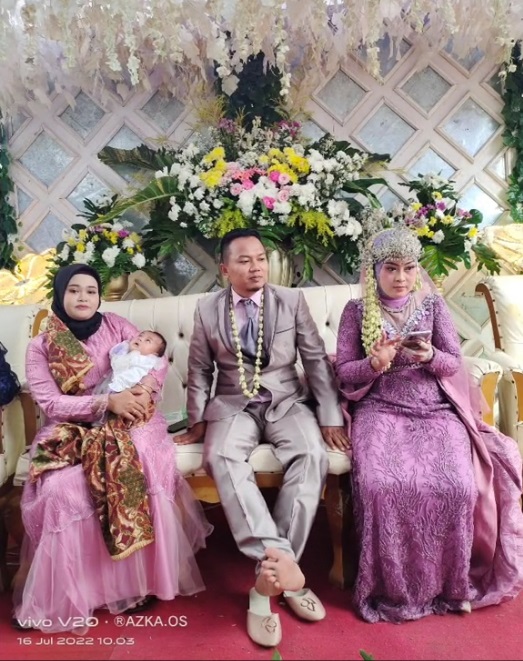 Viral! Suami Nikah dengan Wanita Lain, Istri Pertama Dampingi di Pelaminan Sambil Gendong Anak