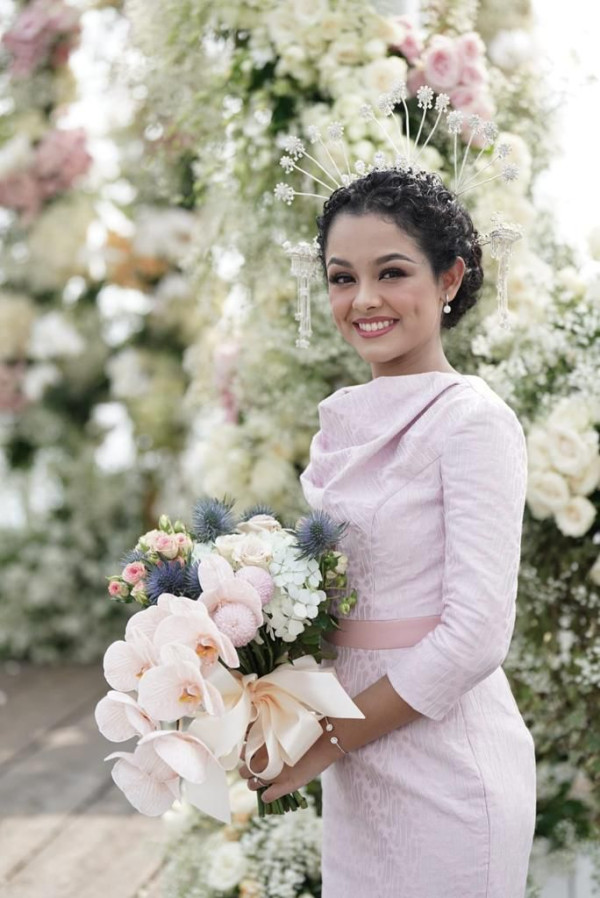Sentuhan Anak Muda pada Detail Pakaian Pernikahan Mutiara Baswedan dan Ali Alhuraebi