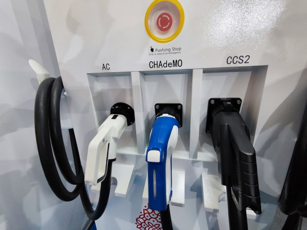 Cara Melakukan Pengisian Baterai Mobil Listrik, Tinggal Colok!