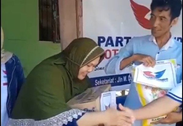 Terharu Terima Bantuan Sembako, Warga Metro Lampung Doakan Perindo Makin Jaya