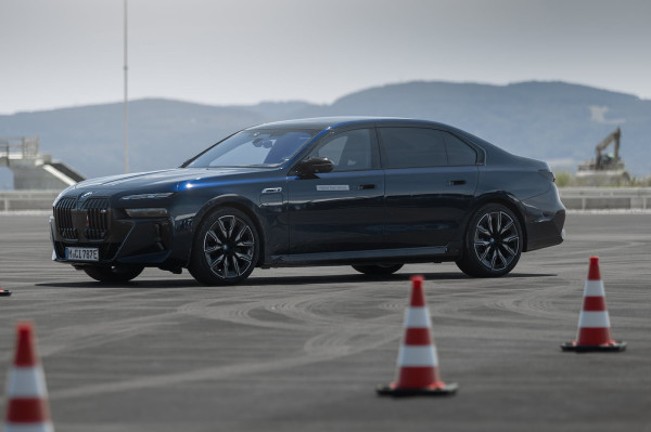 BMW Bikin Sirkuit Khusus buat Lawan Teknologi Otonom Tesla