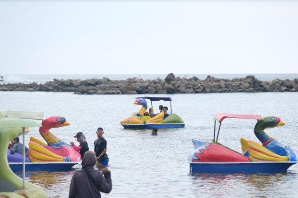 Masyarakat Nikmati Libur Akhir Pekan di Pantai Akkarena
