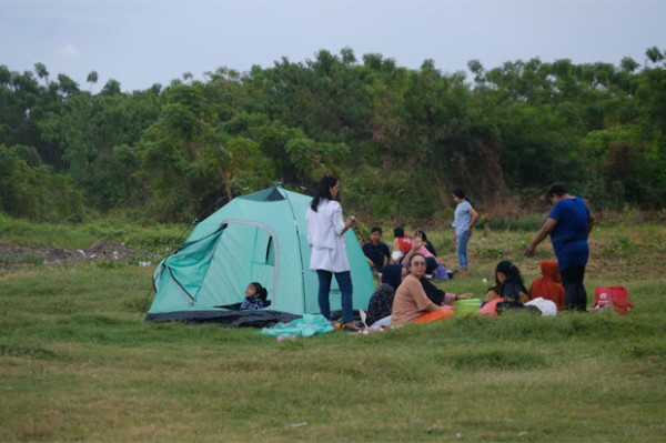 Masyarakat Nikmati Libur Akhir Pekan di Pantai Akkarena