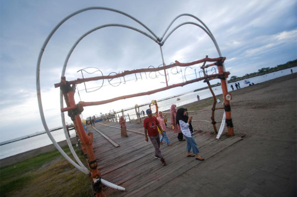 Masyarakat Nikmati Libur Akhir Pekan di Pantai Akkarena