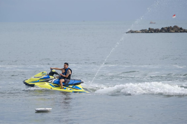 Masyarakat Nikmati Libur Akhir Pekan di Pantai Akkarena
