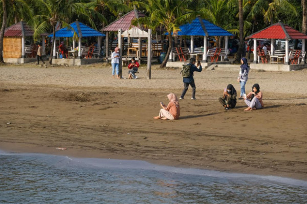 Masyarakat Nikmati Libur Akhir Pekan di Pantai Akkarena