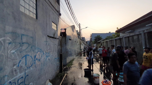 Jelang Adzan Maghrib, Warga Pasar Rebo Dihebohkan dengan Kebakaran Rumah Kosong