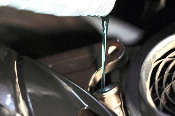 Jangan Asal Beli, Pahami Perbedaan Oli Mesin Motor Matik Baru dengan yang Lama