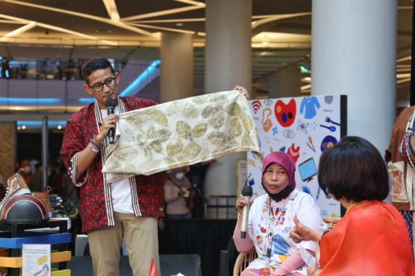 Sandiaga Beri Semangat Penyintas Kusta Terus Ciptakan Produk Kreatif Ecoprint