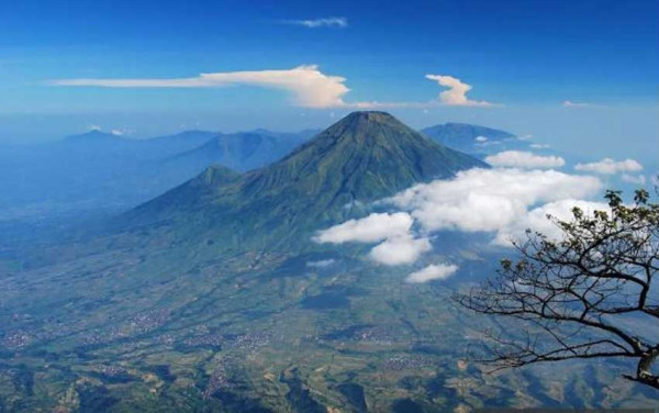 5 Gunung Tertinggi di Indonesia, Semua Punya Keunikan dan Memikat