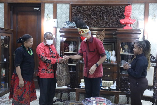 Mahasiswa Papua Lulus Pascasarjana karena Ganjar, Orang Tua Enggan Pulang Setelah Wisuda