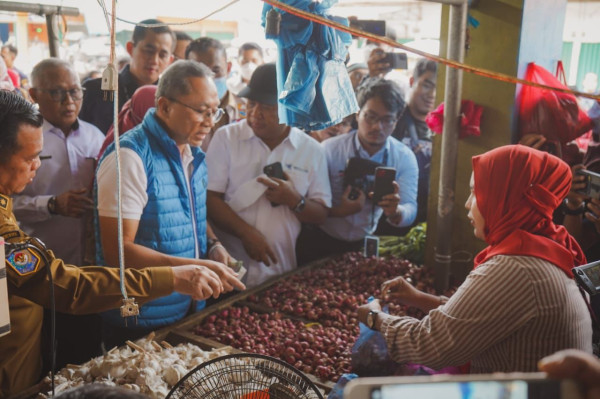 Kunjungi Pasar di Jambi, Mendag Zulhas Sebut Harga Sembako Makin Murah