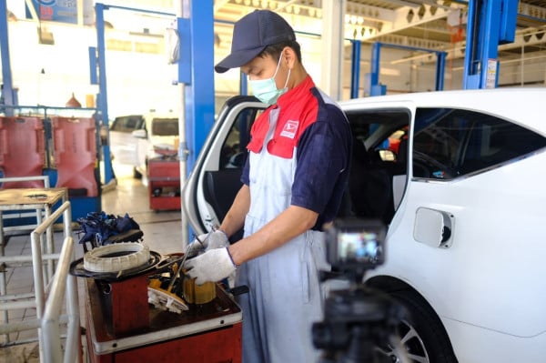 Sama-sama Merawat Mobil, Ini Bedanya Montir dan Mekanik